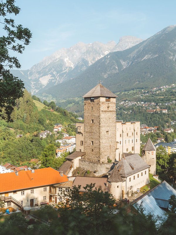 schloss_landeck_012_huber_roman_web copy.png